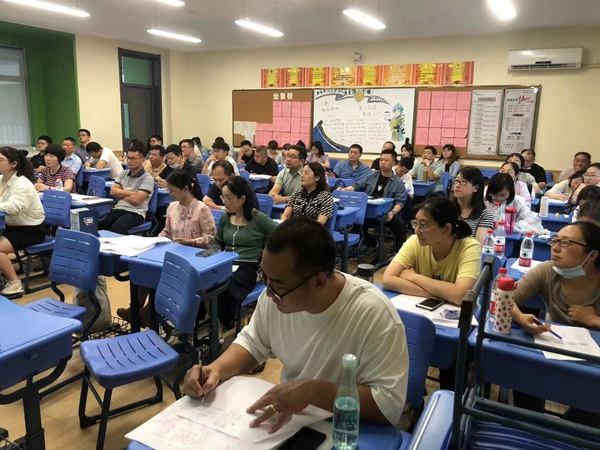 全体数学老师聆听讲座.jpg