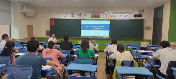 戚有建主任与老师分享经验.jpg
