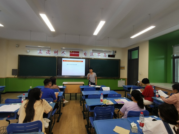 我校副校长、九龙湖校区校长殷翠云发言.jpg