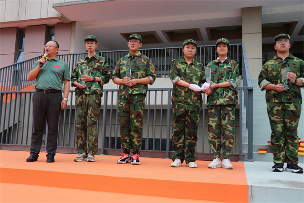 唐炜校长颁发“会操表演优秀班集体”并讲话.jpg