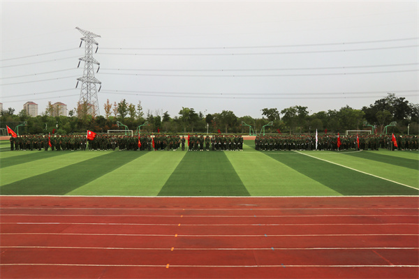 全体学生站队.jpg