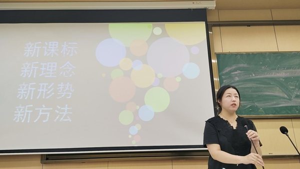 市学科带头人闵洁老师做讲座.jpg