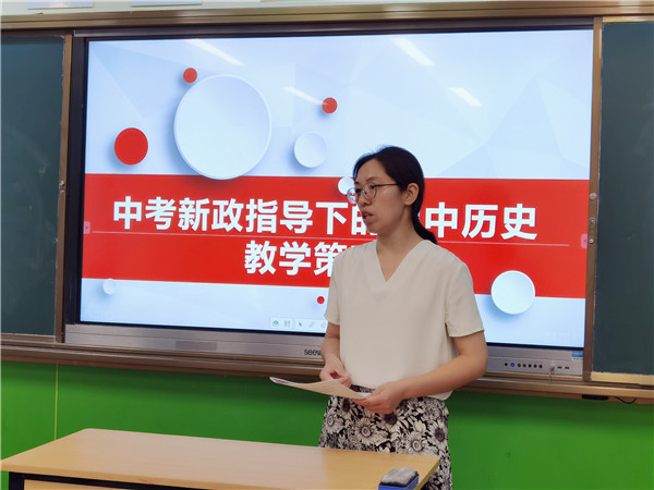 历史教研主任徐春明做讲座.jpg