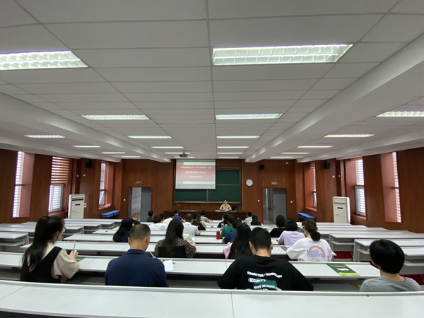 初中教研主任、备课主任参加会议.jpg