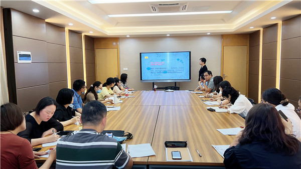 班主任认真参会.jpg