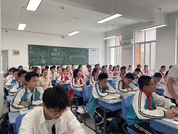 九龙湖初三英语老师集体听课.JPG