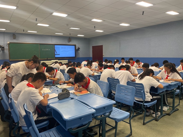 焦丽红老师上课.JPG
