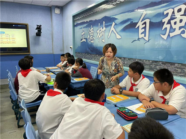 万婷婷老师上课.jpg