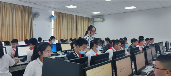 严芬老师在指导学生.jpg
