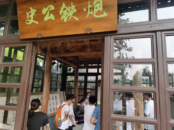 参观史公抗击清兵使用的铁炮.jpg