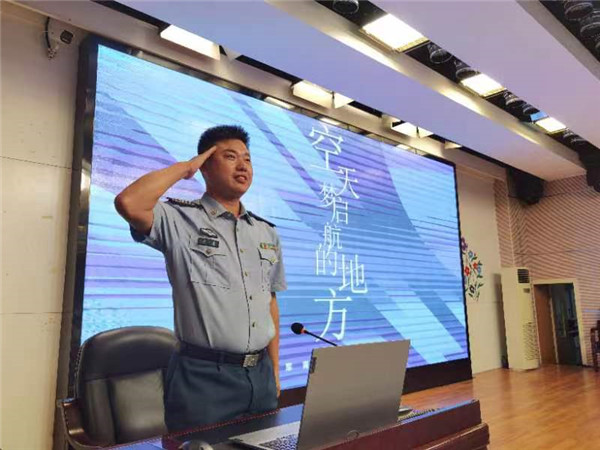南京选拔中心宣传员向同学们行军礼.jpg