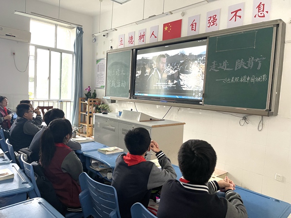 学生观影照片4.jpg