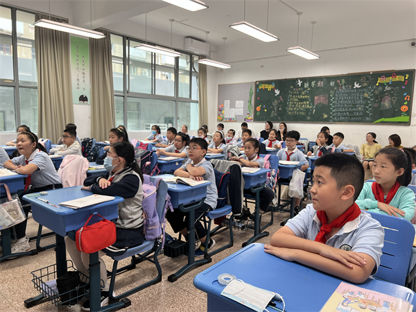 同学们认真听课.jpg