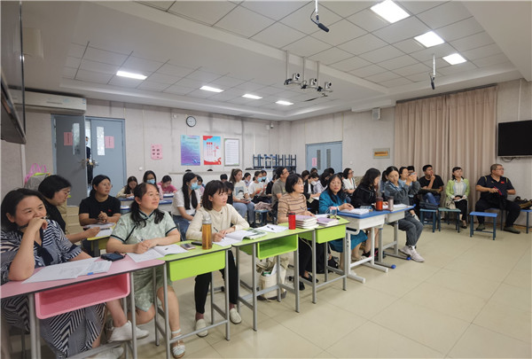 老师们在认真听课.jpg