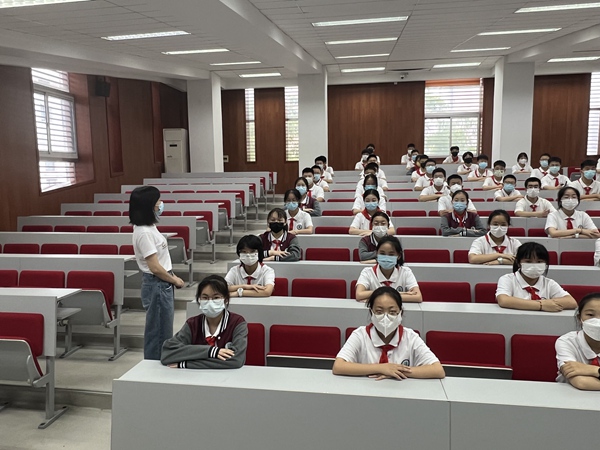 心理老师进行疏导.jpg