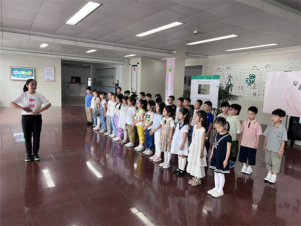 体育刘老师做示范.jpg