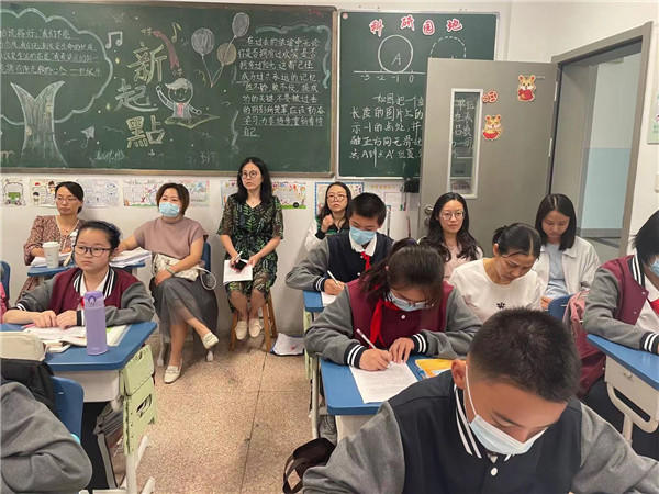 老师们在听课.jpg