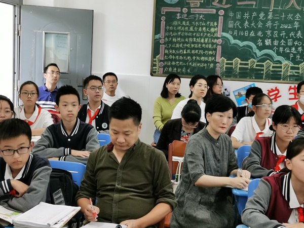 万洪顺主任及初一英语组全体教师.jpg