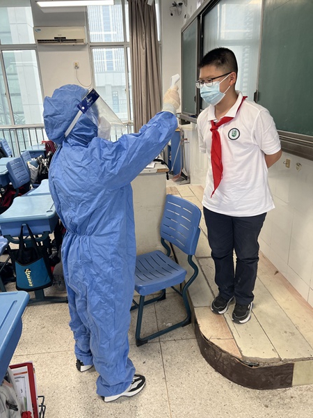 给学生测体温.jpg