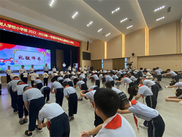 11. 学生向老师们行拜师礼.jpg