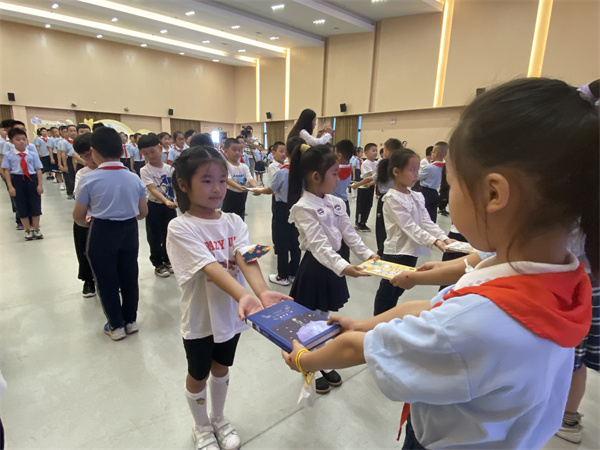 11. 高年级向一年级新生赠书 (2).jpg