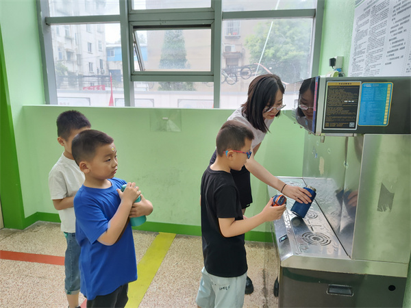 老师指导学生接水.jpg