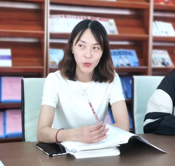 读书小组组长黄颖布置工作.jpg