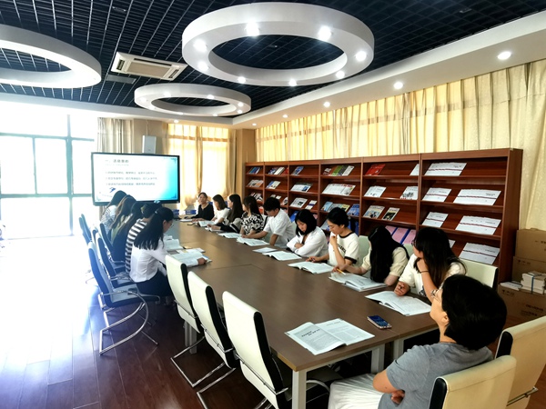 青年教师读书小组成员.jpg