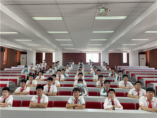 九龙湖校区初三学生同步收看.jpg