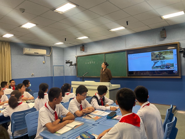孙航舣老师上课.JPG