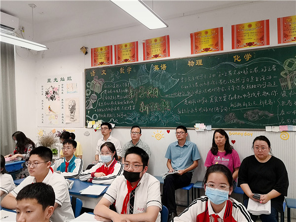 备课组教师认真听课.jpg