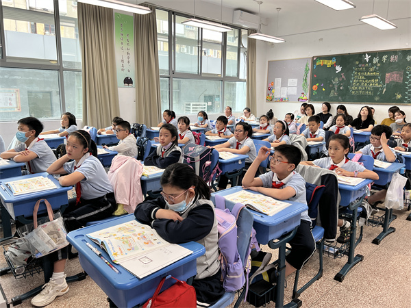 同学们踊跃发言.jpg