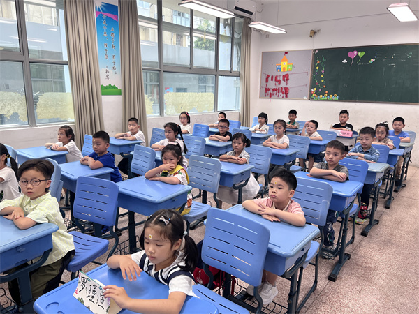学生训练坐姿.jpg