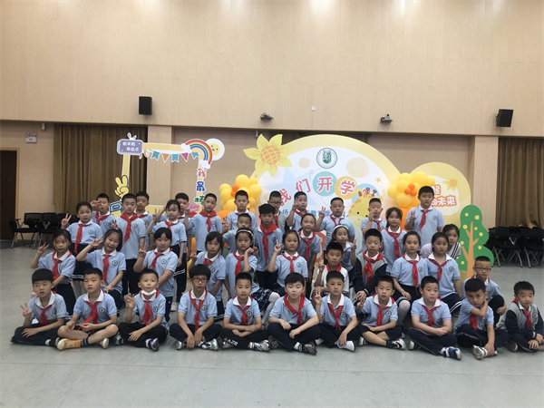 25. 二年级学生合影.png