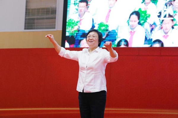 副校长童敏娟指挥全体师生齐唱校歌.JPG