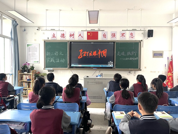 学生观影照片1.jpg