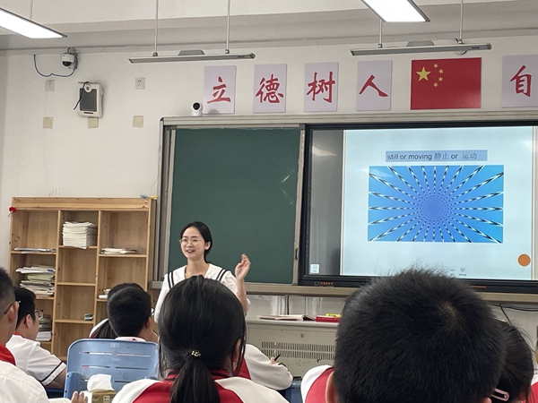 余璐老师上课风采.JPG