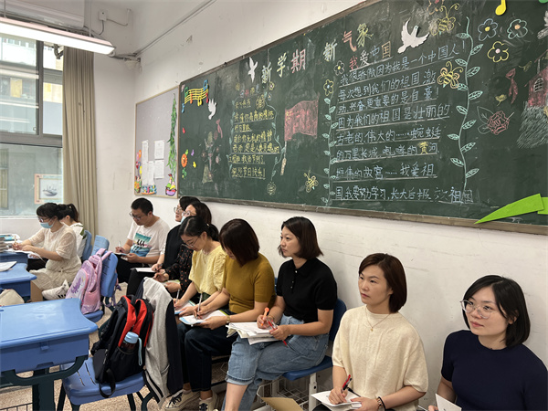 老师们认真听课并记录.jpg