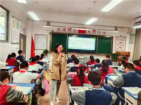 龚老师在上课.jpg