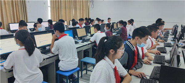 学生在做心理测试.jpg