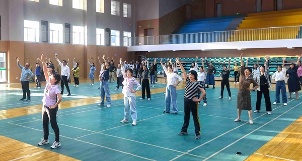 全体老师跳健身操.jpg