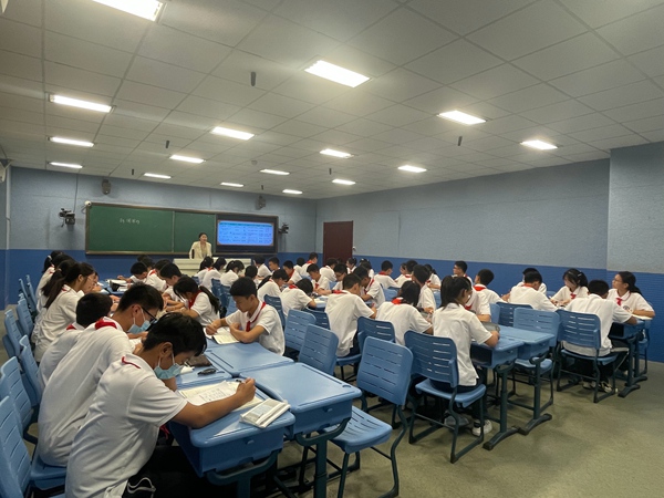张远影老师上课.JPG