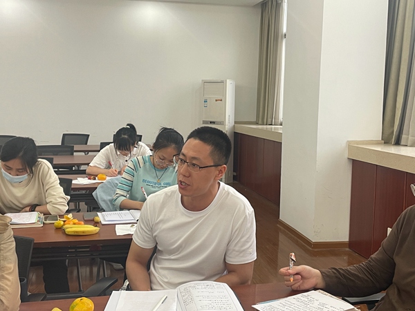 宗桂荣老师评课.JPG