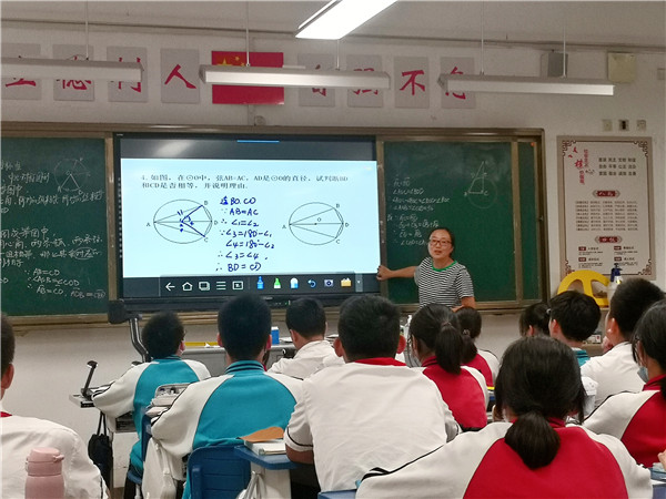 何莉老师认真上课.jpg