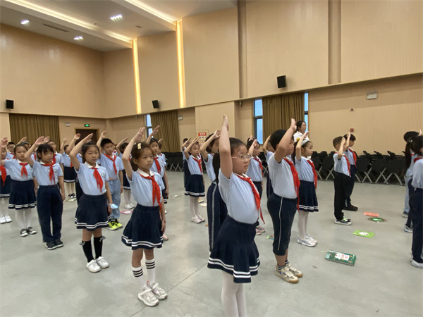 2. 庄严敬礼.jpg