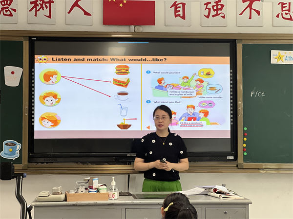 孔心怡老师执教《At the snack bar》一课.jpg