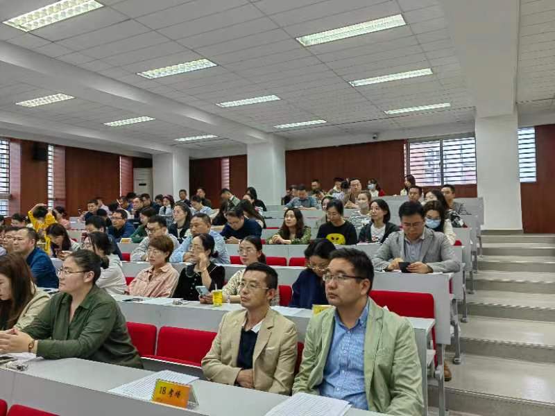 老师们认真聆听.jpg