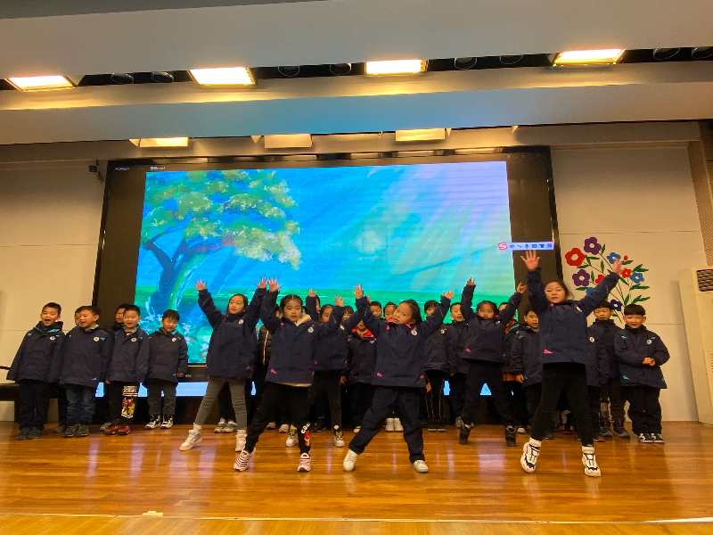 一年级学生演唱唐诗.jpeg