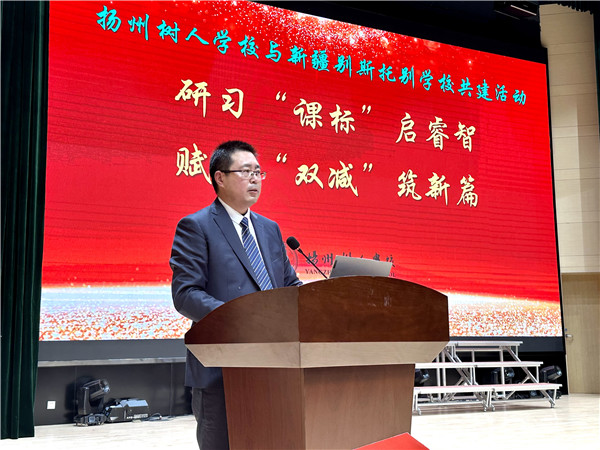 市初中英语特级教师、南门街校区教务主任常松主持活动.jpg