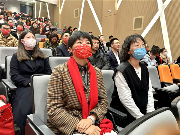 九龙湖校区老师们认真聆听.jpg